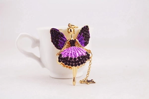 Detailaufnahme des Feenanhängers mit lila Emaille und schwarzen Kristallen an Tasse