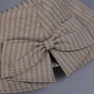 Chapeau de pêcheur japonais à carreaux beige avec un grand nœud décoratif élégant.