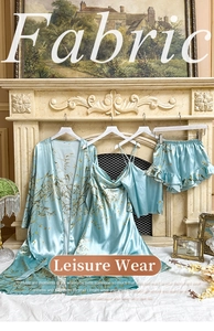 Détail d'un ensemble de nuit en satin bleu clair avec motifs floraux et finitions en dentelle