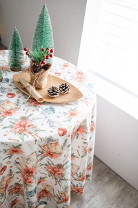 Detail der Weihnachtstischdecke aus Samt mit Weihnachtsstern-Blumen und festlichen Mustern