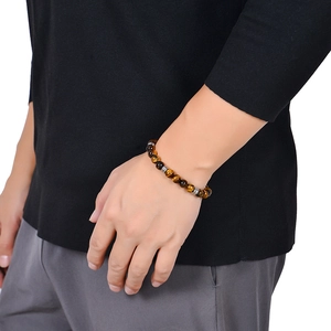 Bracelet en œil de tigre naturel de 8mm avec perles argentées au poignet d'un homme