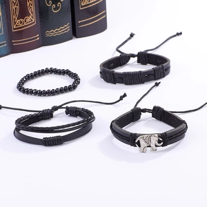 Détail d'un ensemble de 4 bracelets pour hommes en cuir noir avec breloque éléphant argent
