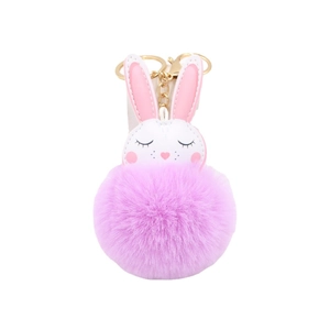 Portachiavi con coniglio di peluche e pompon viola con anello in metallo dorato