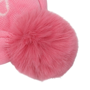Dettaglio macro del cappello rosa lavorato a maglia con un pompon in finta pelliccia