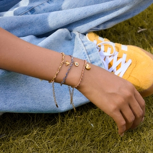 Ensemble de trois bracelets en chaîne dorée et cordon bleu avec breloques cœur et œil