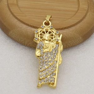 Pendentif San Judas Tadeo doré avec cristaux blancs sertis sur un plateau en bois