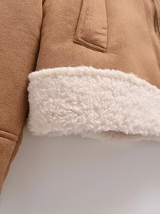 Detail der braunen Wildlederjacke mit dickem weißem Fleecefutter und sauberen Nähten