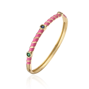 Detail eines vergoldeten Armreifs mit rosa Emaille-Spirale und farbigen Edelsteinen