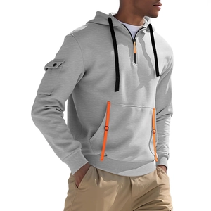 Felpa con cappuccio grigia da uomo con zip arancione e tasca utility sulla manica