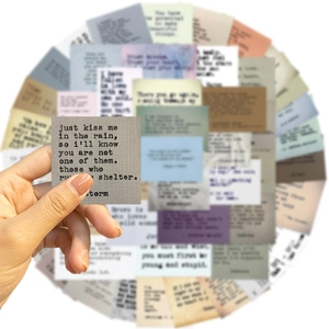 Primo piano di adesivi con citazioni vintage per scrapbooking e decorazione DIY