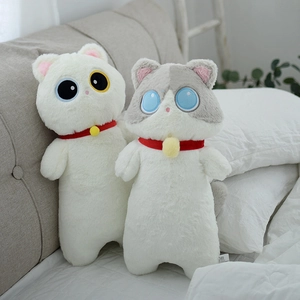 Détail de housses de peluche chat en blanc et gris avec colliers doux et grands yeux