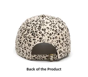 Vue arrière détaillée d'une casquette léopard avec boucle réglable en laiton vieilli