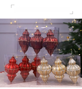Detailansicht konischer Weihnachtsbaumkugeln im Set mit roten und goldenen Glitzerstreifen