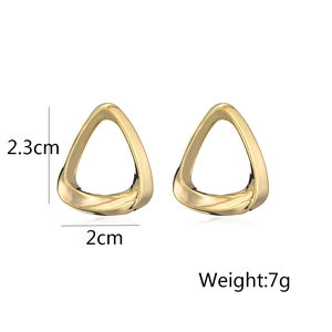 Detailed view of gold irregular triangle earrings showing dimensions 2.3cm by 2cm and weight 7g