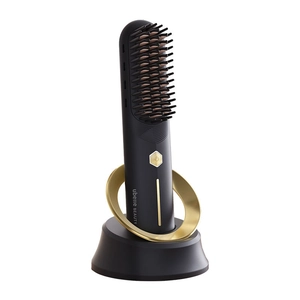 Brosse lissante ionique noire avec accents dorés et base de charge pour cheveux lisses