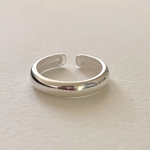 Minimalistischer S925 Sterlingsilber Ring mit 4mm unregelmäßiger glatter Oberfläche
