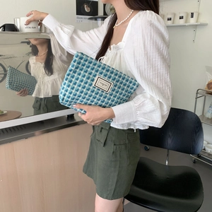 Pochette tissée à damier bleu et blanc avec étiquette PLEASANT TIME tenue