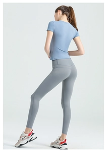 Rückansicht von High-Waist-Yoga-Leggings und schmal geschnittenem T-Shirt-Set für Damen