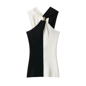 Top a lupetto in maglia a contrasto bianco e nero con fibbia decorativa in metallo dorato