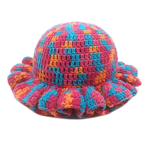 Dettaglio cappello pescatore fatto a mano all'uncinetto con tesa a balze colorate