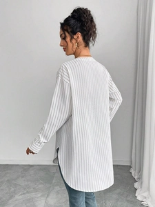 Chemise rayée oversize à manches longues pour femmes avec ourlet asymétrique et tissu blanc noir
