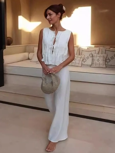Women's white sleeveless pleated set with wide-leg trousers for casual summer vacation