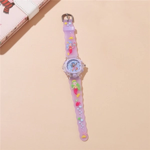 Dettaglio dell'orologio per bambini con sirena, cinturino viola in silicone e quadrante