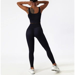 Vue détaillée du dos de cet ensemble de yoga noir avec brassière et legging à séchage rapide