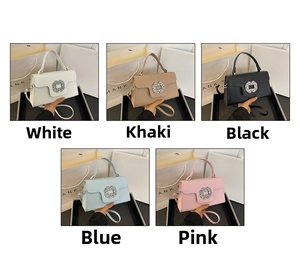 Vue à plat de petits sacs à bandoulière carrés avec boucles en strass en cinq couleurs