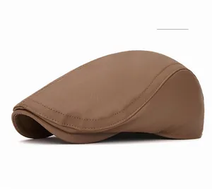Détail de la casquette plate kaki montrant les coutures fines et la texture PU