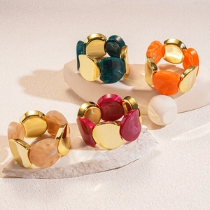 Dettagli del bracciale elastico con maglie in resina acrilica colorata e metallo dorato