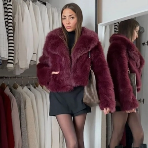 Élégante veste courte en fausse fourrure bordeaux avec un col à revers pour femme