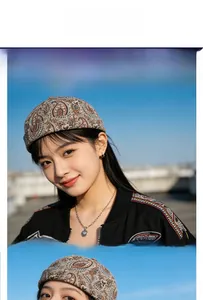 Photo lifestyle urbain d'un bonnet docker vintage à motif cachemire de couleur bronze