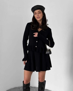 Ensemble élégant en tricot noir avec cardigan à col en V et une mini-jupe plissée