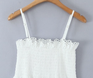Détail du haut caraco blanc avec broderie anglaise et bustier élastique à smocks plissés