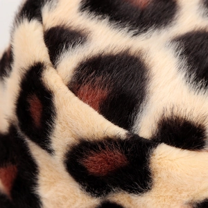 Dettaglio del morbido tessuto in ecopelliccia leopardata con trama densa e lucida