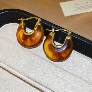 Détails de boucles d'oreilles vintage en résine ambrée en forme de U avec accents dorés