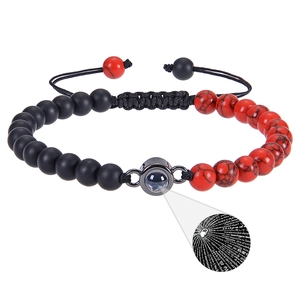 Makroaufnahme der 100 Sprachen Projektionsstein auf dem Rosa Zebraperlen Armband