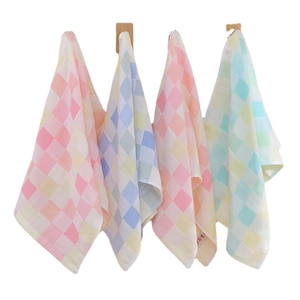 Set di quattro asciugamani in garza di cotone a quadri pastello rosa, blu e verde