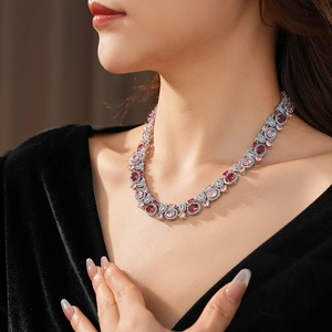 Gros plan d'un collier vintage avec cristaux colorés sur un vêtement en velours noir