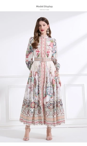 Detailansicht des Bohème-Blumendrucks und Taillengürtels an einem Vintage-Maxikleid