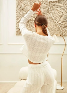 Détail de la texture en maille ajourée blanche sur l'ensemble pyjama pour femme