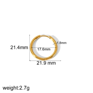 Detailansicht mit 21,4mm Außendurchmesser und 1,8mm Stärke der goldenen Titanstahl-Ohrringe