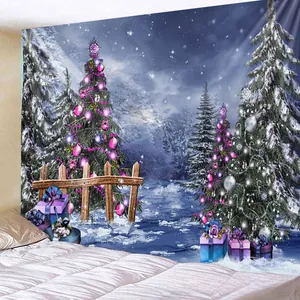 Detail van kersttapijt met besneeuwde bomen en geschenkdozen hangend boven een zacht bed