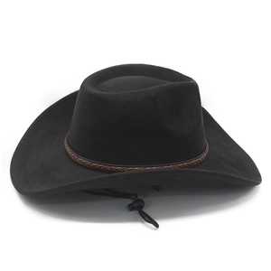 Détail d'un chapeau de cowboy noir en daim avec ruban tressé marron et cordon réglable
