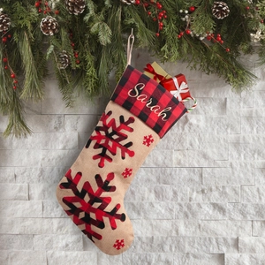 Chaussette de Noël personnalisée Sarah avec motif de flocons en tissu écossais rouge