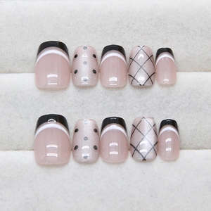 Faux ongles français à pois noirs et motif quadrillé sur forme carrée rose