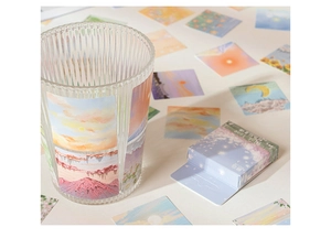 Détail de stickers esthétiques aux tons roses pour scrapbooking DIY sur un verre