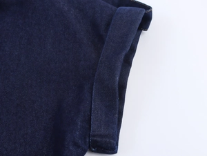 Detailansicht der doppelt genähten Manschetten und Textur am dunkelblauen Denim-Hemd