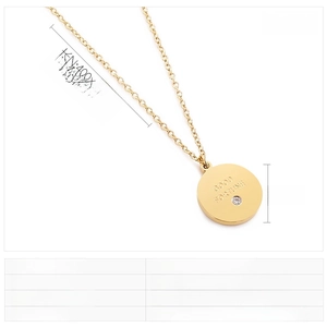 Détail du collier à pendentif rond Good Fortune serti de zircon et dimensions incluses